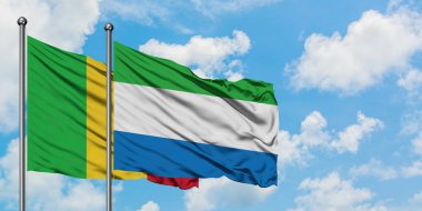 Mali ve Sierra Leone bayrağı birlikte beyaz bulutlu mavi gökyüzüne karşı rüzgarda sallayarak. Diplomasi kavramı, uluslararası ilişkiler.