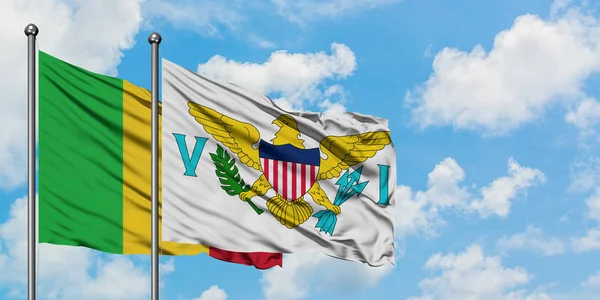 Mali och Amerikanska Jungfruöarna flagga vifta i vinden mot vit grumlig blå himmel tillsammans. Diplomatisk koncept, internationella relationer. — Stockfoto