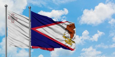 Malta ve Amerikan Samoası bayrağı birlikte beyaz bulutlu mavi gökyüzüne karşı rüzgarda sallayarak. Diplomasi kavramı, uluslararası ilişkiler.