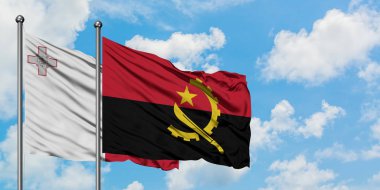 Malta ve Angola bayrağı birlikte beyaz bulutlu mavi gökyüzüne karşı rüzgarda sallayarak. Diplomasi kavramı, uluslararası ilişkiler.