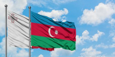 Malta ve Azerbaycan bayrağı havada havada sallanıyor. Diplomasi kavramı, uluslararası ilişkiler.