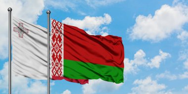 Malta ve Beyaz Rusya bayrağı birlikte beyaz bulutlu mavi gökyüzüne karşı rüzgarda sallayarak. Diplomasi kavramı, uluslararası ilişkiler.