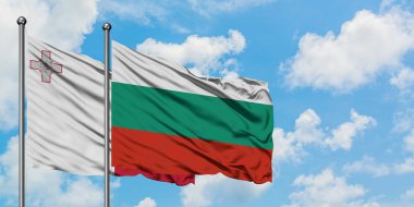 Malta ve Bulgaristan bayrağı birlikte beyaz bulutlu mavi gökyüzüne karşı rüzgarsal sallayarak. Diplomasi kavramı, uluslararası ilişkiler.