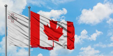 Malta ve Kanada bayrağı birlikte beyaz bulutlu mavi gökyüzüne karşı rüzgarda sallayarak. Diplomasi kavramı, uluslararası ilişkiler.