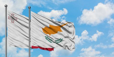 Malta ve Kıbrıs bayrağı birlikte beyaz bulutlu mavi gökyüzüne karşı rüzgarsal sallayarak. Diplomasi kavramı, uluslararası ilişkiler.