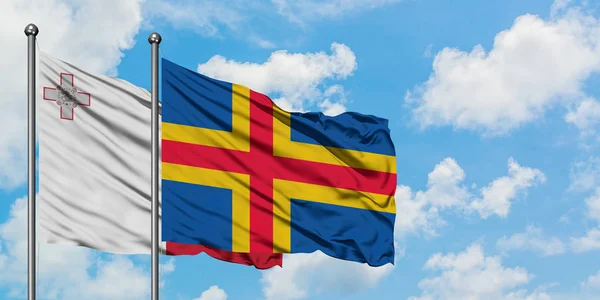 Na Maltě a v alandských ostrovech vlajka vlnící se na bílém zatažené modré obloze. Diplomacie, mezinárodní vztahy. — Stock fotografie