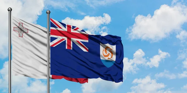 Malta ve Anguilla bayrağı birlikte beyaz bulutlu mavi gökyüzüne karşı rüzgarda sallayarak. Diplomasi kavramı, uluslararası ilişkiler. — Stok fotoğraf