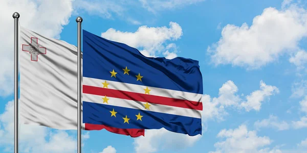 Bandera de Malta y Cabo Verde ondeando en el viento contra el cielo azul nublado blanco juntos. Concepto diplomático, relaciones internacionales . — Foto de Stock