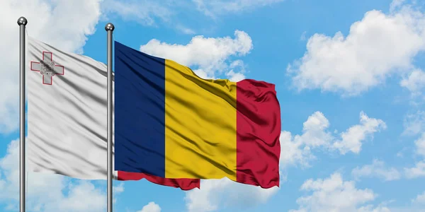 몰타와 차드 깃발이 하얀 흐린 푸른 하늘을 배경으로 바람에 흔들리고 있습니다. 외교 개념, 국제 관계. — 스톡 사진