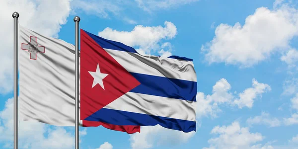 Bandera de Malta y Cuba ondeando en el viento contra el cielo azul nublado blanco juntos. Concepto diplomático, relaciones internacionales . — Foto de Stock