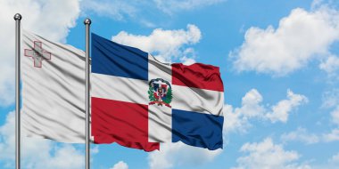 Malta ve Dominik Cumhuriyeti bayrağı birlikte beyaz bulutlu mavi gökyüzüne karşı rüzgarda sallayarak. Diplomasi kavramı, uluslararası ilişkiler.