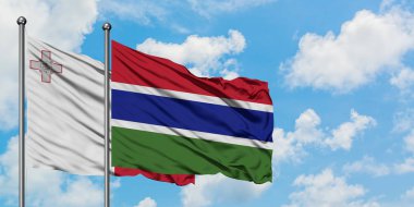 Malta ve Gambiya bayrağı birlikte beyaz bulutlu mavi gökyüzüne karşı rüzgarda sallayarak. Diplomasi kavramı, uluslararası ilişkiler.