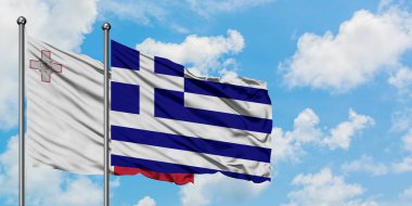 Malta ve Yunanistan bayrağı birlikte beyaz bulutlu mavi gökyüzüne karşı rüzgarsal sallayarak. Diplomasi kavramı, uluslararası ilişkiler.