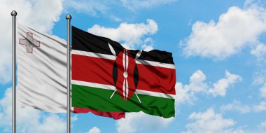 Malta ve Kenya bayrağı birlikte beyaz bulutlu mavi gökyüzüne karşı rüzgarda sallayarak. Diplomasi kavramı, uluslararası ilişkiler.