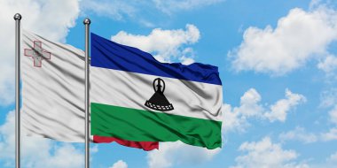 Malta ve Lesotho bayrağı birlikte beyaz bulutlu mavi gökyüzüne karşı rüzgarda sallayarak. Diplomasi kavramı, uluslararası ilişkiler.