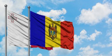 Malta ve Moldova bayrağı birlikte beyaz bulutlu mavi gökyüzüne karşı rüzgarsal sallayarak. Diplomasi kavramı, uluslararası ilişkiler.
