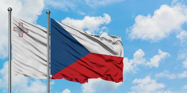 Σημαία της Μάλτας και της Τσεχικής Δημοκρατίας που κουνώντας τον άνεμο ενάντια στο λευκό συννεφιασμένο γαλάζιο του ουρανού μαζί. Φιλοσοφία της διπλωματίας, διεθνείς σχέσεις. — Φωτογραφία Αρχείου