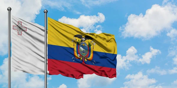 Bandera de Malta y Ecuador ondeando en el viento contra el cielo azul nublado blanco juntos. Concepto diplomático, relaciones internacionales . — Foto de Stock