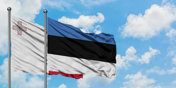 몰타와 에스토니아 국기가 함께 흰색 흐린 푸른 하늘에 대한 바람에 흔들리고. 외교 개념, 국제 관계. — 스톡 사진