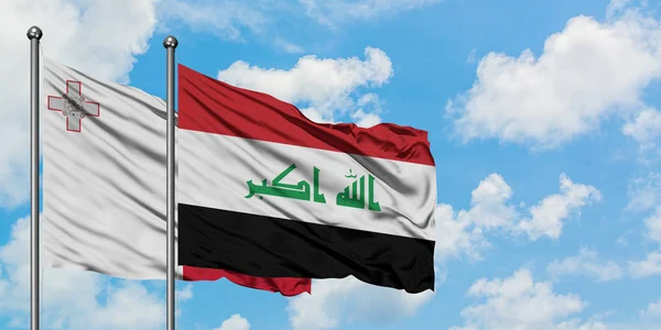 Malta und die irakische Flagge wehen gemeinsam im Wind vor dem wolkenverhangenen blauen Himmel. Diplomatie-Konzept, internationale Beziehungen. — Stockfoto