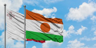 Malta ve Nijer bayrağı birlikte beyaz bulutlu mavi gökyüzüne karşı rüzgarda sallayarak. Diplomasi kavramı, uluslararası ilişkiler.