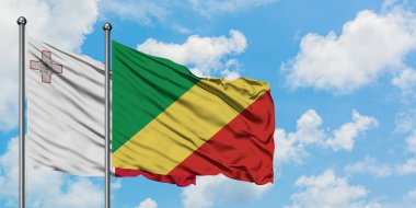 Malta ve Kongo Cumhuriyeti bayrağı birlikte beyaz bulutlu mavi gökyüzüne karşı rüzgarsal sallayarak. Diplomasi kavramı, uluslararası ilişkiler.