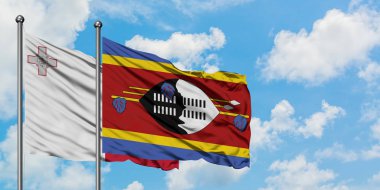 Malta ve Svaziland bayrağı birlikte beyaz bulutlu mavi gökyüzüne karşı rüzgarda sallayarak. Diplomasi kavramı, uluslararası ilişkiler.