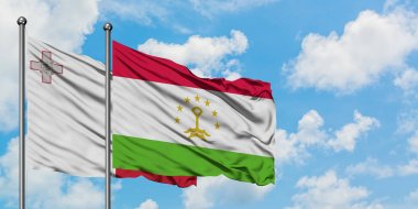 Malta ve Tacikistan bayrağı birlikte beyaz bulutlu mavi gökyüzüne karşı rüzgarda sallayarak. Diplomasi kavramı, uluslararası ilişkiler.