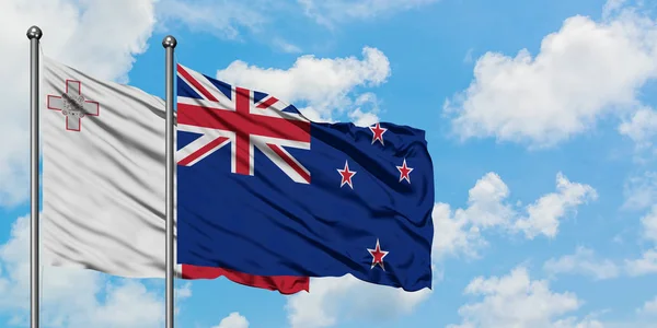 马耳他和新西兰国旗在风中飘扬，共同面对白泛蓝天。外交概念、国际关系. — 图库照片