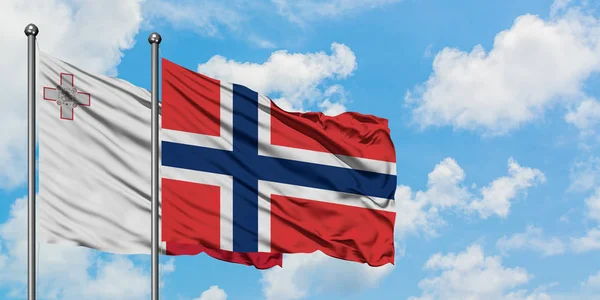 Bandera de Malta y Noruega ondeando en el viento contra el cielo azul nublado blanco juntos. Concepto diplomático, relaciones internacionales . — Foto de Stock