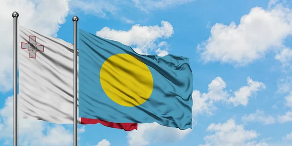 Bandera de Malta y Palau ondeando en el viento contra el cielo azul nublado blanco juntos. Concepto diplomático, relaciones internacionales . — Foto de Stock