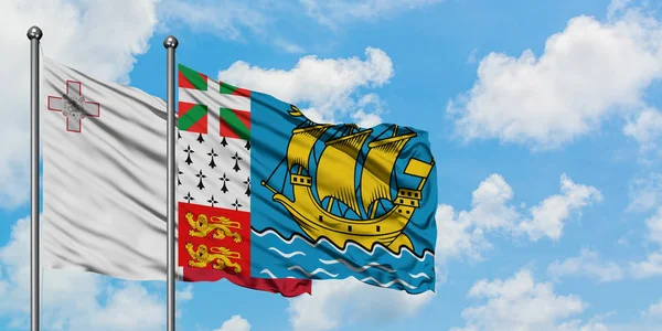 Malta e Saint Pierre e Miquelon sventolano insieme la bandiera contro il bianco cielo blu nuvoloso. Concetto di diplomazia, relazioni internazionali . — Foto Stock
