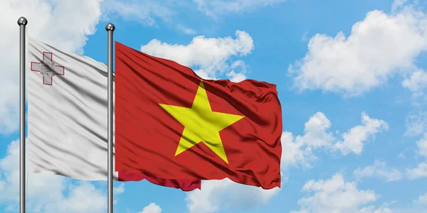 몰타와 베트남 국기가 함께 하얀 흐린 푸른 하늘에 바람을 흔들고. 외교 개념, 국제 관계. — 스톡 사진