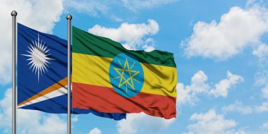 Marshall Adaları ve Etiyopya bayrağı birlikte beyaz bulutlu mavi gökyüzüne karşı rüzgarda sallayarak. Diplomasi kavramı, uluslararası ilişkiler.