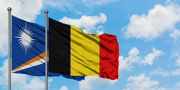 马绍尔群岛和比利时国旗在风中飘扬，白云蓝天相聚。外交概念、国际关系. — 图库照片