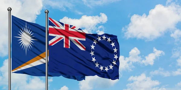 马绍尔群岛和库克群岛国旗在风中飘扬，与白云蓝天相得飞。外交概念、国际关系. — 图库照片