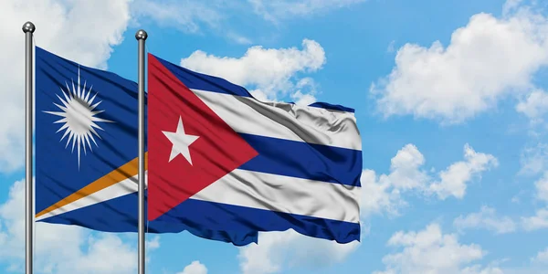 Η σημαία των Νήσων Μάρσαλ και της Κούβας χαιρετά τον άνεμο ενάντια στον λευκό συννεφιασμένο γαλάζιο ουρανό. Φιλοσοφία της διπλωματίας, διεθνείς σχέσεις. — Φωτογραφία Αρχείου