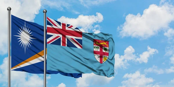 马绍尔群岛和斐济国旗在风中飘扬，与白云蓝天相一起。外交概念、国际关系. — 图库照片