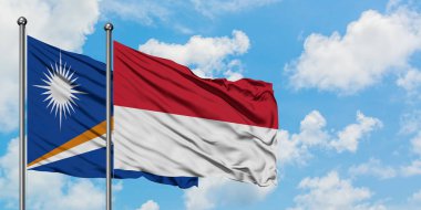 Marshall Adaları ve Endonezya bayrağı birlikte beyaz bulutlu mavi gökyüzüne karşı rüzgarda sallayarak. Diplomasi kavramı, uluslararası ilişkiler.