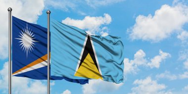 Marshall Adaları ve Saint Lucia bayrağı birlikte beyaz bulutlu mavi gökyüzüne karşı rüzgarda sallayarak. Diplomasi kavramı, uluslararası ilişkiler.