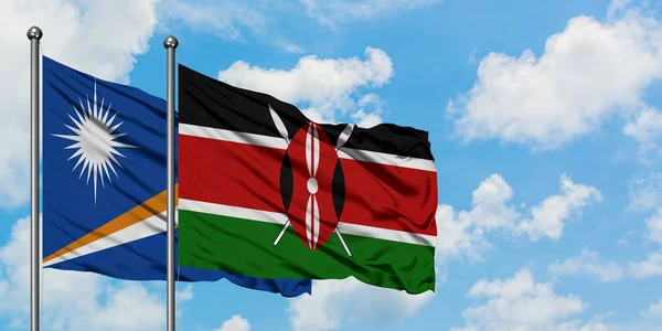 Marshall-szigetek és Kenya zászló integetett a szél ellen, fehér felhős kék ég együtt. Diplomáciai koncepció, nemzetközi kapcsolatok. — Stock Fotó