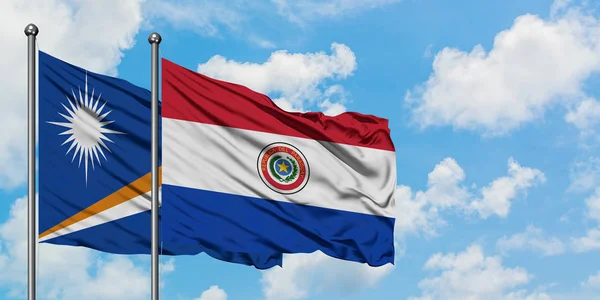 Маршаллові Острови і Парагвай прапор розмахуючи в вітер проти білого хмарного синього неба разом. Концепція дипломатії, міжнародні відносини. — стокове фото