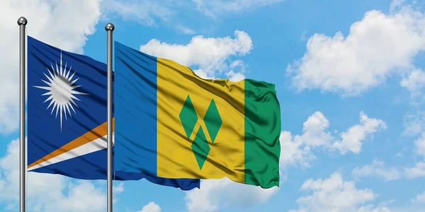 Marshallinseln und Saint Vincent und die Grenadinen-Flagge wehen gemeinsam im Wind vor weißem wolkenblauem Himmel. Diplomatie-Konzept, internationale Beziehungen. — Stockfoto