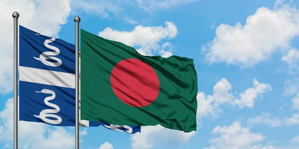 Bandera de Martinica y Bangladesh ondeando en el viento contra el cielo azul nublado blanco juntos. Concepto diplomático, relaciones internacionales . — Foto de Stock