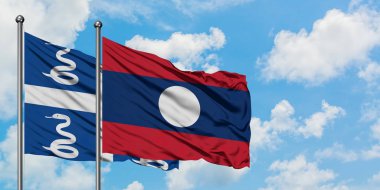 Martinik ve Laos bayrağı birlikte beyaz bulutlu mavi gökyüzüne karşı rüzgarda sallayarak. Diplomasi kavramı, uluslararası ilişkiler.