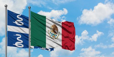 Martinik ve Meksika bayrağı birlikte beyaz bulutlu mavi gökyüzüne karşı rüzgarda sallayarak. Diplomasi kavramı, uluslararası ilişkiler.