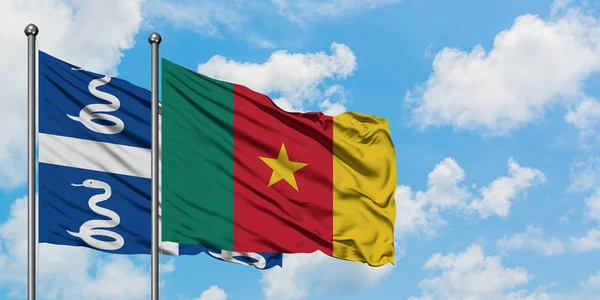 Bandera de Martinica y Camerún ondeando en el viento contra el cielo azul nublado blanco juntos. Concepto diplomático, relaciones internacionales . — Foto de Stock