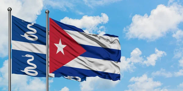 Martinica y bandera de Cuba ondeando en el viento contra el cielo azul nublado blanco juntas. Concepto diplomático, relaciones internacionales . — Foto de Stock