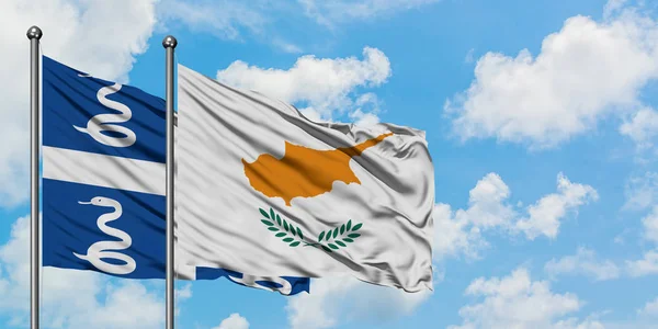 Martinica e Cipro bandiera sventola nel vento contro bianco cielo blu nuvoloso insieme. Concetto di diplomazia, relazioni internazionali . — Foto Stock