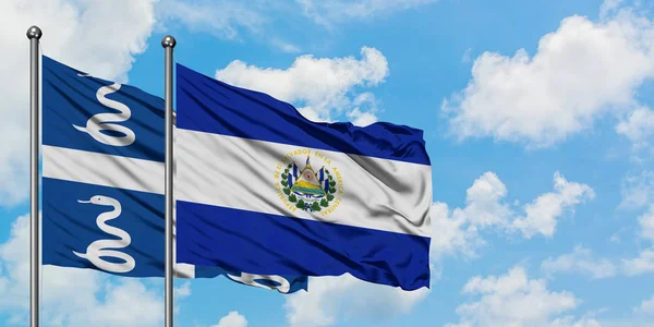 Martinique und el salvador fahne wehen gemeinsam im wind vor weißem wolkenblauem himmel. Diplomatie-Konzept, internationale Beziehungen. — Stockfoto